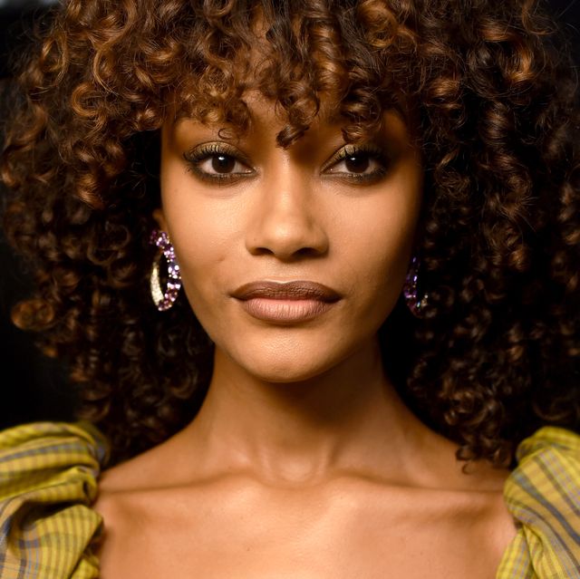 Hair, Face, Hairstyle, Afro, Beauty, Head, Fashion, Yellow, Ringlet, Lip,
