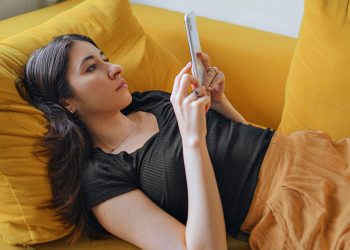 FOMO: Causes and Solutions | Psych Central