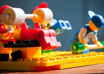 These LEGOs are working the bench and doing some deadlifts. Nerd Fitness approves.