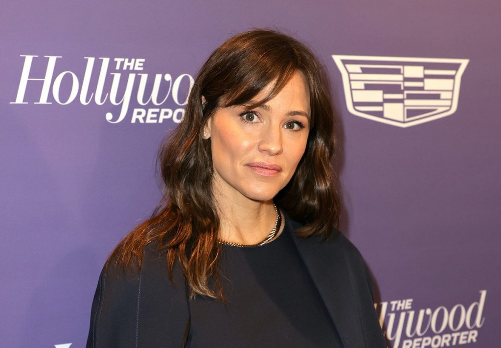 Jennifer Garner Allegedly Caught ‘Cozying Up’ With Former Co-Star At Oscars, Supposedly On Break From Boyfriend, Dubious Rumor Says