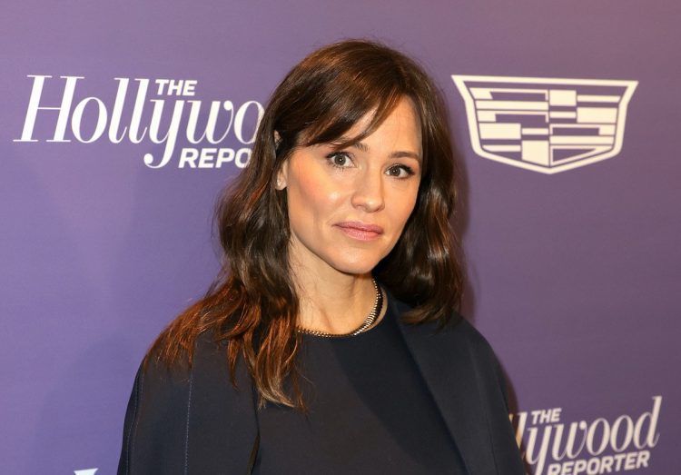 Jennifer Garner Allegedly Caught ‘Cozying Up’ With Former Co-Star At Oscars, Supposedly On Break From Boyfriend, Dubious Rumor Says