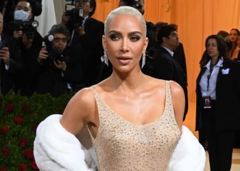 Kim Kardashian No Makeup, Filter: Shows Natural Skin Texture