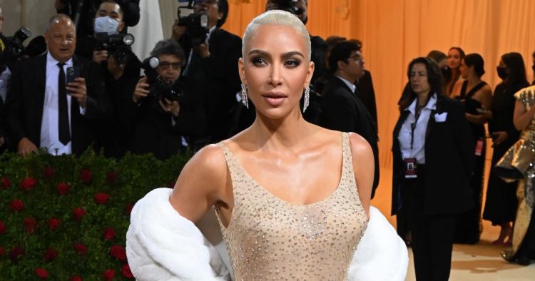 Kim Kardashian No Makeup, Filter: Shows Natural Skin Texture
