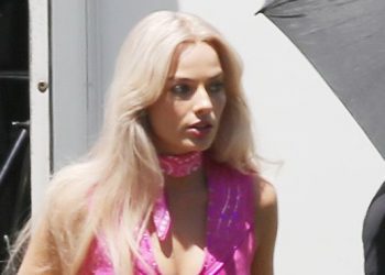 See Margot Robbie's On-Set Barbie Transformation and Pink Outfit