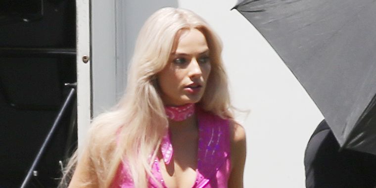 See Margot Robbie's On-Set Barbie Transformation and Pink Outfit