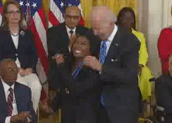 Click to play video: 'Biden honours athletes Simone Biles, Megan Rapinoe with Presidential Medal of Freedom'