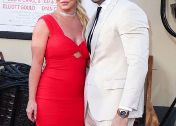 Britney Spears Wears Daisy Dukes On Hike With Sam Asghari: Video – Hollywood Life