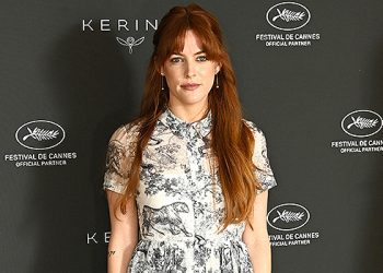 Riley Keough’s Floral Lingerie By The Pool: Photos – Hollywood Life