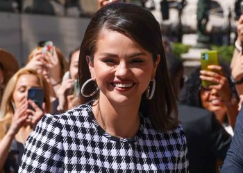 Selena Gomez '60s-Inspired Paris Fashion Week Outfit Photos