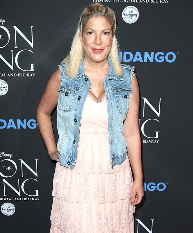 Tori Spelling Shares Breast Implant Removal Journey: Video – Hollywood Life