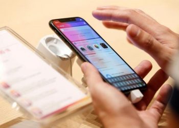 Mobile phone display assembly fitted with items to attract 15% import duty: CBIC (Photo: Reuters)