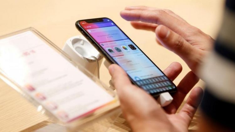 Mobile phone display assembly fitted with items to attract 15% import duty: CBIC (Photo: Reuters)