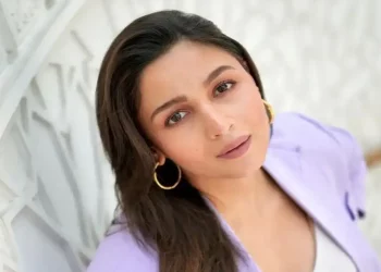 Alia Bhatt feels ‘honoured’ as she is felicitated with Smita Patil Memorial Award for Best Actor