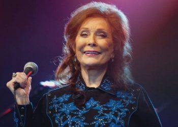 Click to play video: 'Country music queen Loretta Lynn dies at age 90'
