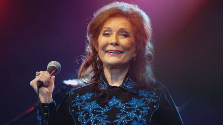 Click to play video: 'Country music queen Loretta Lynn dies at age 90'