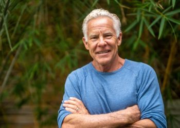 Mark Sisson in blue shirt