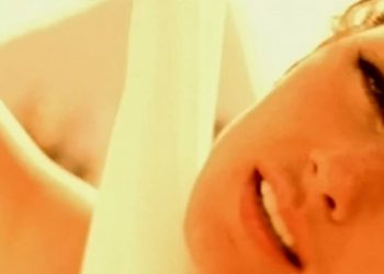 Click to play video: 'Shania Twain tells her life story in new Netflix documentary'