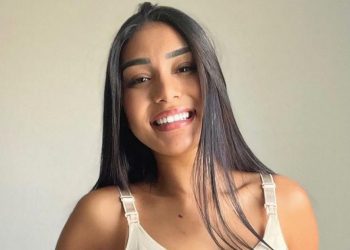 Thais Poses Nude Amid Pregnancy