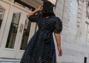 This Is Exactly What Color Shoes to Wear With a Navy Dress