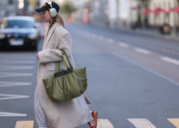 Best Oversize Bags 2022 | POPSUGAR Fashion